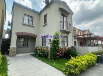 Casa · 120m² · 4 Habitaciones · 1 Estacionamiento · Casa en Venta en Urb La Rioja 4 Dormt Full Acabados (Jlr)