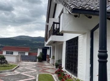 Casa de 3 habitaciones, Quito · Linda Casa Estilo Especial y Rustico