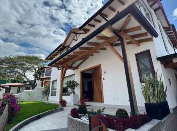Casa de 3 habitaciones, Quito · Amplia Casa de Venta en Intervalles