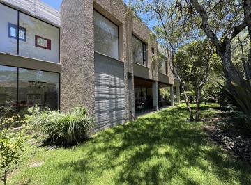 Casa · 600m² · 3 Habitaciones · 4 Estacionamientos · Venta Casa en Urbanizacion La Viña
