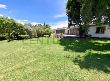 Quinta vacacional · 565m² · 4 Habitaciones · 6 Estacionamientos · Vendo Quinta en Guayllabamba con Terreno de 5085 m² y Casa de Lujo de 565 m²