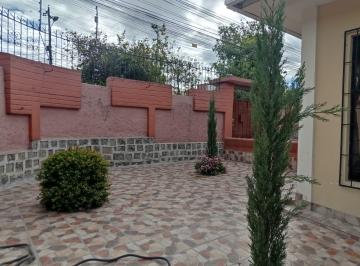 Casa · 400m² · 5 Habitaciones · 2 Estacionamientos · Se Vende Amplia Casa Remodelada en El Sector de La Gasca