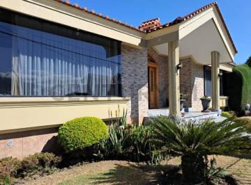 Casa · 663m² · 5 Habitaciones · 5 Estacionamientos · Casa de Lujo en Venta en Urbanización Exclusiva Conocoto