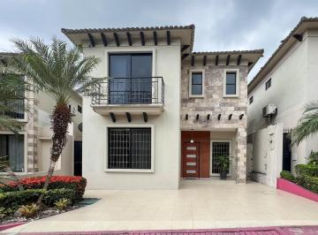 Casa · 223m² · 4 Habitaciones · 2 Estacionamientos · Venta Casa Bosques de La Costa