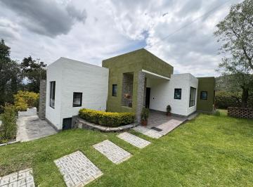 Casa · 290m² · 3 Habitaciones · 5 Estacionamientos · Casa en Guayllabamba