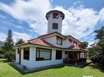 Casa en Venta de 4 habitaciones Los Chillos · Vive a Lo Grande en San Gabriel: Residencia Exclusiva con Sala de Cine y 6 Parqueaderos