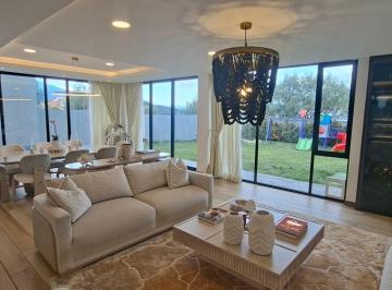 Casa · 300m² · 3 Habitaciones · 2 Estacionamientos · Casa - Monteserrín