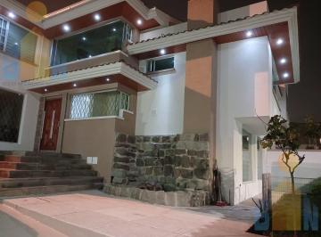 Casa · 252m² · 4 Habitaciones · 3 Estacionamientos · Vendo Casa Independiente en Lomas de Monteserrin