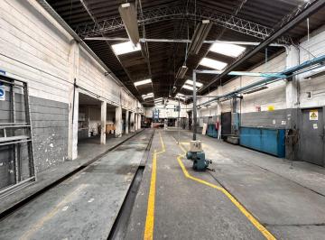 Bodega-Galpón · 2352m² · 15 Habitaciones · 10 Estacionamientos · Galo Plaza, Galpón en Renta, 2.352 m²