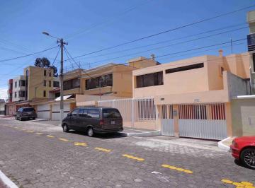 Casa · 443m² · 7 Habitaciones · 2 Estacionamientos · Casa de Venta 7 Dorm. con Canchas, Norte de Quito, Pinar Alto