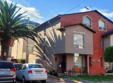 Casa · 143m² · 4 Habitaciones · 2 Estacionamientos · Venta Casa 4 Dorm., Sector Pomasqui