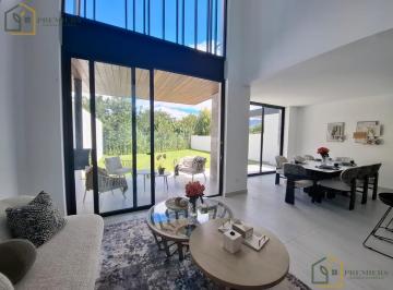 Casa · 207m² · 3 Habitaciones · 2 Estacionamientos · Casa en Venta No Adosada, 3 Dorm. con Baño, Piscina, Gimnasio, Áreas Verde