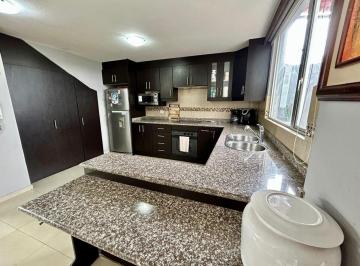 Casa · 117m² · 3 Habitaciones · 2 Estacionamientos · Vendo Casa de Oportunidad en El Centro de Conocoto