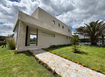 Casa de 4 habitaciones, Quito · Venta Casa en Tumbaco