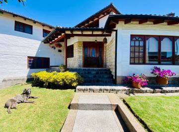 Casa · 450m² · 4 Habitaciones · 3 Estacionamientos · Casa en Venta Dentro de Urbanización Cerca a La Espe. Sangolquí.