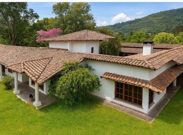 Casa · 688m² · 5 Habitaciones · 10 Estacionamientos · Vendo Propiedad con Terreno de 3000 m Mas Construccion - Lumbisi - Cumbaya - *mm