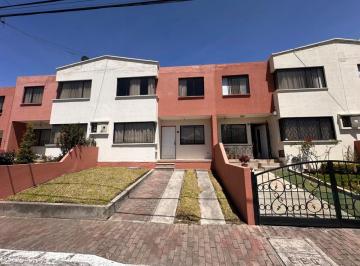 Casa de 3 habitaciones, Quito · Venta de Casa Ciudad 2 Hemisferios en Excelentes Condiciones