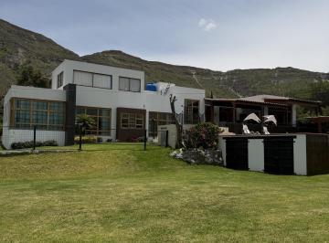 Casa · Casa con Piscina en Renta en Guayllabamba