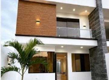 Casa de 5 habitaciones, Santo Domingo · Vivienda en Primera Etapa de Urb. Plaza Asturias