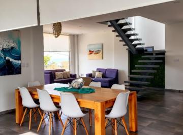 Casa · 395m² · 4 Habitaciones · 7 Estacionamientos · Playas Villamil, Casa en Venta, 395 m²