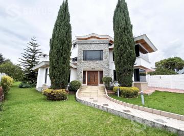 Casa · 416m² · 4 Habitaciones · 4 Estacionamientos · Venta de Casa San Jose del Valle - Cerca a La Administración Zonal del Valle Conocoto