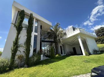 Casa · 600m² · 3 Habitaciones · 3 Estacionamientos · Casa en Venta Urbanizaciòn Puembo 600 Mtrs Construcciòn Piscina Lote 1100, Ascensor