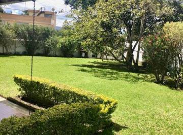 Casa · 290m² · 4 Habitaciones · 4 Estacionamientos · En Venta Hermosa Casa en Conocoto Dentro de Urbanización, Bajó de Precio!