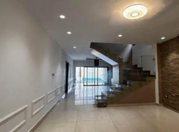 Casa · 425m² · 6 Habitaciones · 2 Estacionamientos · Ví a La Costa, Hermosa Casa en Venta, 425 m²