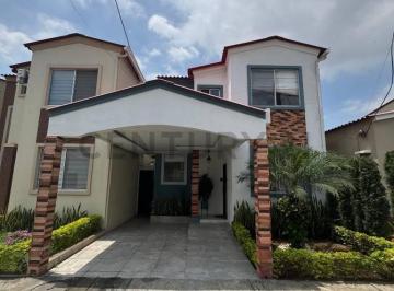 Casa · 105m² · 2 Habitaciones · 2 Estacionamientos · Venta de Casa en La Aurora, Villa Italia
