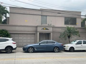 Casa de 3 habitaciones, Guayaquil · Venta de Casa Urdesa con Uso de Suelo Mixto