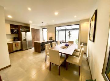 Casa · 211m² · 3 Habitaciones · 2 Estacionamientos · Casa de Venta en Tumbaco con Posibilidad de Ascensor