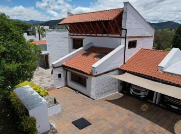 Casa de 3 habitaciones, Quito · Casa en Venta en Cumbaya