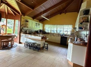 Casa · 604m² · 5 Habitaciones · 4 Estacionamientos · Casa en Venta – Valle de Los Chillos