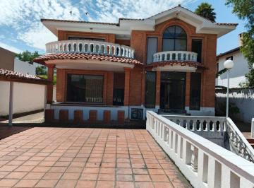 Casa de 6 habitaciones, Quito · Vendo Hermosa Casa6 Dorm. en Urbanización de Cumbayásector Reservorio, Cerca a Jacarand