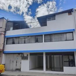 Casa · 430m² · 11 Habitaciones · 1 Estacionamiento · "Casa Rentera con Locales Comerciales Sobre Vía Principal".
