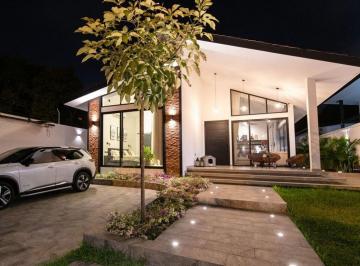 Casa de 4 habitaciones, Portoviejo · Casa Independiente con Piscina de Venta Portoviejo