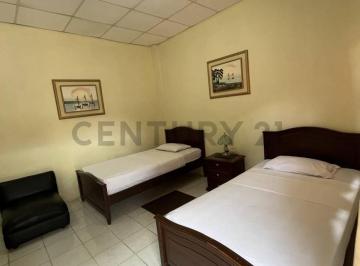 Oficina comercial · 2148m² · 13 Habitaciones · 20 Estacionamientos · Oportunidad de Inversión - Vendo Hotel y Centro Comercial en Puerto López