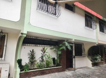 Casa de 3 habitaciones, Guayaquil · Casa en Venta – Urdesa Central Remodelada | Conjunto Reina Victoria