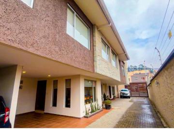 Casa · 174m² · 3 Habitaciones · 1 Estacionamiento · Casa - Cuenca