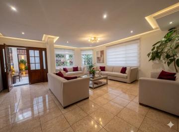 Casa de 6 habitaciones, Cuenca · Rento Casa Grande con Local Comercial en El Sector Av Don Bosco $2.200
