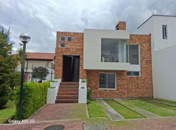 Casa de 3 habitaciones, Quito · Casa de 200 m² con 3 Recámaras en Alquiler en Cumbayá