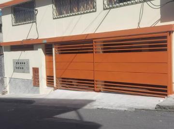 Casa · 698m² · 18 Habitaciones · 3 Estacionamientos · La Santiago - Sur de Quito, Casa Rentera con 8 Departamentos en Venta 698 m² Total