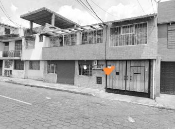 Casa de 8 habitaciones, Quito · Vendo Casa Rentera de 2 Departamento Una Casa y un Local Sector Conocoto