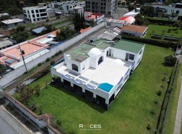 Casa de 4 habitaciones, Quito · Casa con 1687 m² y 4 Recámaras en Venta en Tumbaco