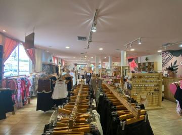 Local comercial , Guayaquil · ¡Oportunidad Estratégica! Propiedad Esquinera en El Corazón de Urdesa Central
