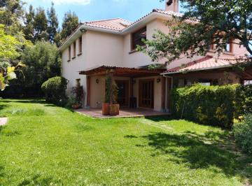 Casa de 4 habitaciones, Quito · Rento/vendo Exclusiva Casa con Jardines, Seguridad. Sector: Campo Alegre