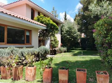 Casa · 629m² · 4 Habitaciones · 5 Estacionamientos · Rento/vendo Exclusiva Casa con Jardines, Seguridad. Sector: Campo Alegre