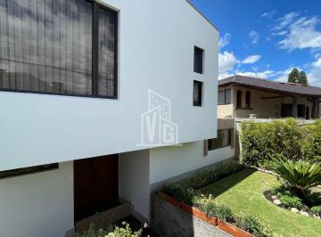 Casa de 4 habitaciones, Quito · Casa con 4 Habitaciones en Miravalle, 720 m² Terreno