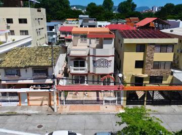 Casa de 6 habitaciones, Guayaquil · Se Vende Versatil Propiedad en El Corazon de Kennedy Norte $320,000