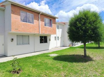 Casa de 3 habitaciones, Quito · Vendo Casa 2 Pisos de 2 Parqueaderos. Conjunto Palermo